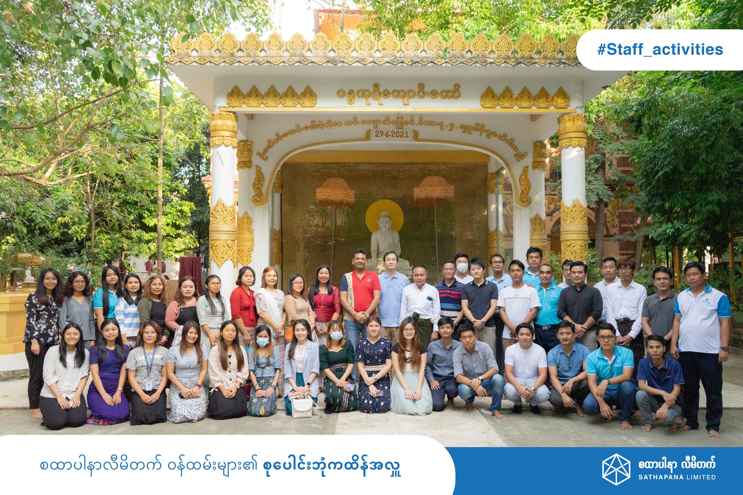 Read more about the article SATHAPANA Limited family actively joined in the festivities by offering Kathina robes and various offerings to the monks residing at Linn Loon Pin Monastery in Yangon